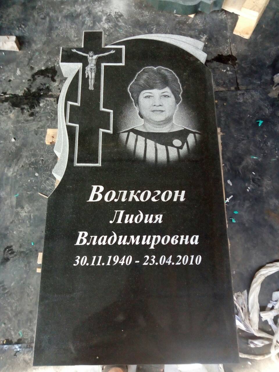 Памятник №202 из черного гранита с крестом — фото 2